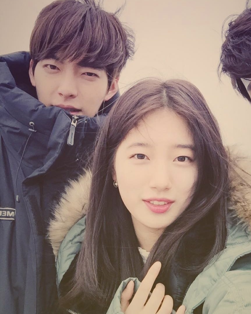 김우빈과 수지가 다시 만난다👩‍❤️‍👨

김우빈과 수지가 7년 만에 같은 작품에서 호흡을 맞춥니다. 두 사람은 넷플릭스 <다 이루어질지니>에 주연을 맡게 되었는데요. 김우빈과 수지는 2016년에 방영된 KBS2 <함부로 애틋하게>에서 애틋한 멜로 열연을 펼쳤던 바 있어 이미 캐스팅만으로 화제가 되기도 했습니다. 한편 <다 이루어질지니>는 감정이 지나칠게 풍부한 램프의 정령 지니(김우빈)와 그런 지니를 꺼내 준 가영(수지)이 세 가지 소원을 놓고 버리는 로맨틱 코미디 장르로 히트 메이커 김은숙 작가와 이병헌 감독이 연출을 맡아 벌써부터 많은 사람들의 기대를 사고 있습니다. 이미지