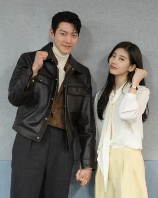 김우빈과 수지가 다시 만난다👩❤️👨
김우빈과 수지가 7년 만에 같은 작품에서 호흡을 맞춥니다. 두 사람은 넷플릭스 <다 이루어질지니>에 주연을 맡게 되었는데요. 김우빈과 수지는 2016년에 방영된 KBS2 <함부로 애틋하게>에서 애틋한 멜로 열연을 펼쳤던 바 있어 이미 캐스팅만으로 화제가 되기도 했습니다. 한편 <다 이루어질지니>는 감정이 지나칠게 풍부한 램프의 정령 지니(김우빈)와 그런 지니를 꺼내 준 가영(수지)이 세 가지 소원을 놓고 버리는 로맨틱 코미디 장르로 히트 메이커 김은숙 작가와 이병헌 감독이 연출을 맡아 벌써부터 많은 사람들의 기대를 사고 있습니다. 이미지