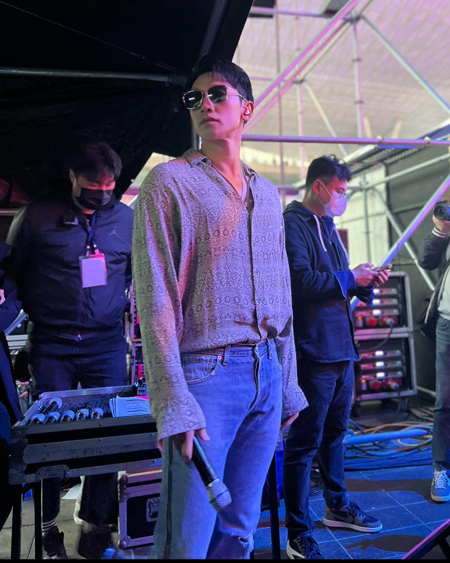 비 콘서트에 게스트가 싸이?🍾

가수 비의 콘서트에 싸이가 게스트로 출연합니다. 오는 6월에 개최되는 ‘2024 비 (RAIN) 콘서트: STILL RAINNING - 서울’은 비가 9년 만에 국내 팬들을 위해 마련한 특별한 자리인데요. 비 소속사 레인컴퍼니는 오늘(20일) “게스트로 싸이가 출연한다”라고 밝혔습니다. 이번 초청은 비가 싸이의 ‘흠뻑쇼’에 게스트로 출연해 준 것에 대한 보답으로 어떤 퍼포먼스를 선보일지 이목이 집중되고 있습니다. 이미지6