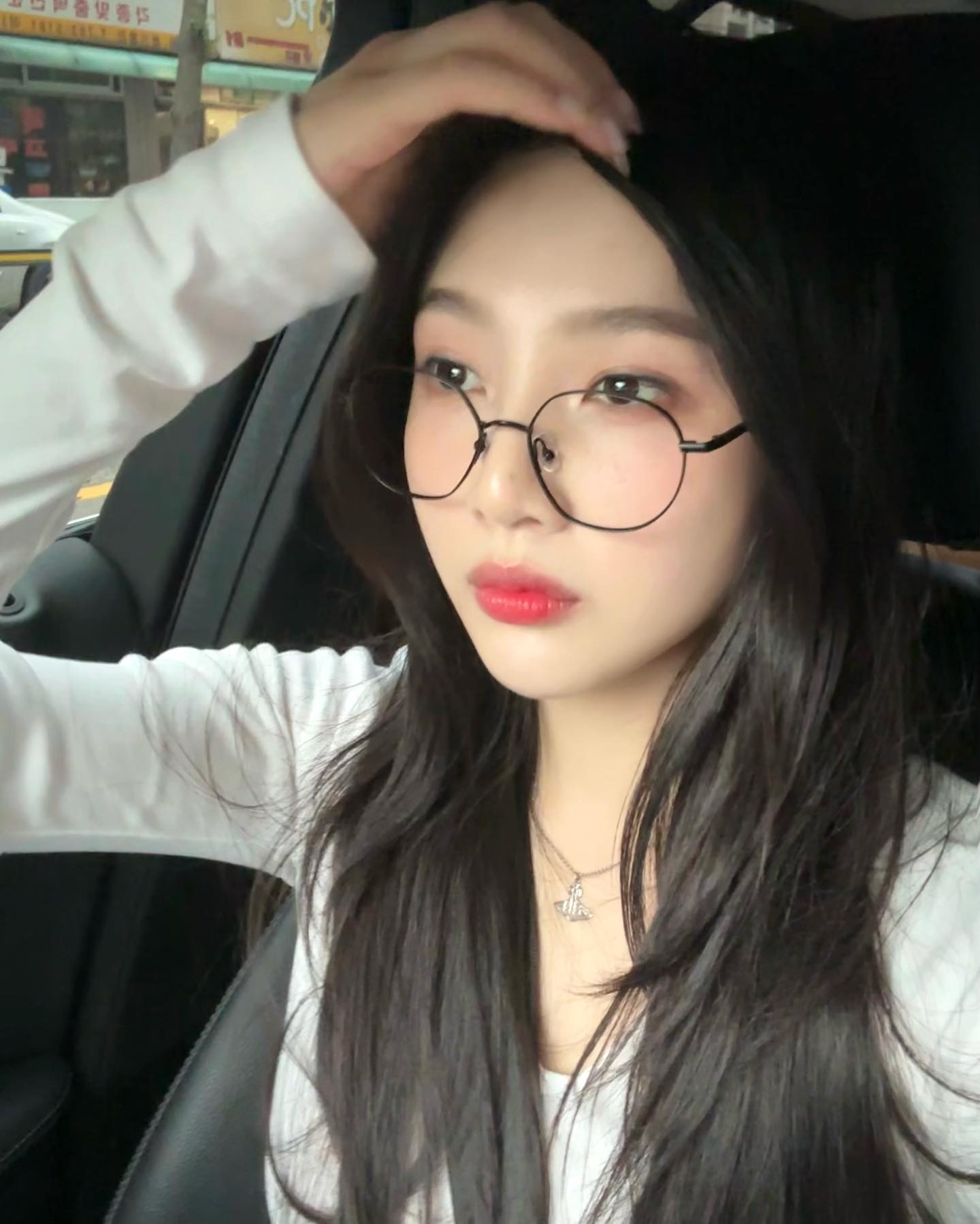 언니들 데일리 포인트🛸🩶우주선
비비안 웨스트우드 실버 펜던트 목걸이📿넥라인 @추가✨ 이미지3