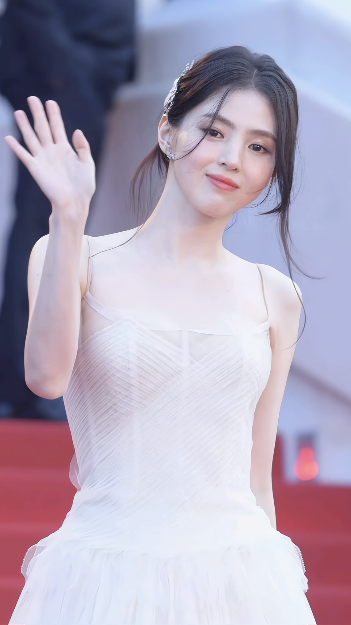 칸 국제 영화제에서 빛나는 비주얼 @소희언니🤍🩷  청순한 화이트 드레스룩 예뻐요😍 이미지