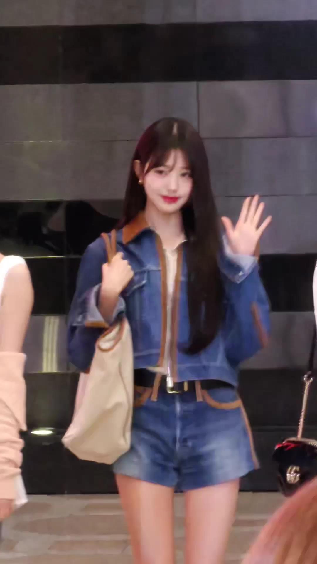원영의 청량한 청청 공항룩💙🤍
데님 셋업에 미우미우 캔버스 백으로 미니멀룩👜

1. 미우미우 아이비 캔버스 백, 290만 원.

2. 미우미우 업사이클 데님 블루종 재킷, 555만 원.

3. 미우미우 Denim shorts, $3,100.

4. 미우미우 페이턴트 가죽 페니 로퍼, 154만 원. 이미지