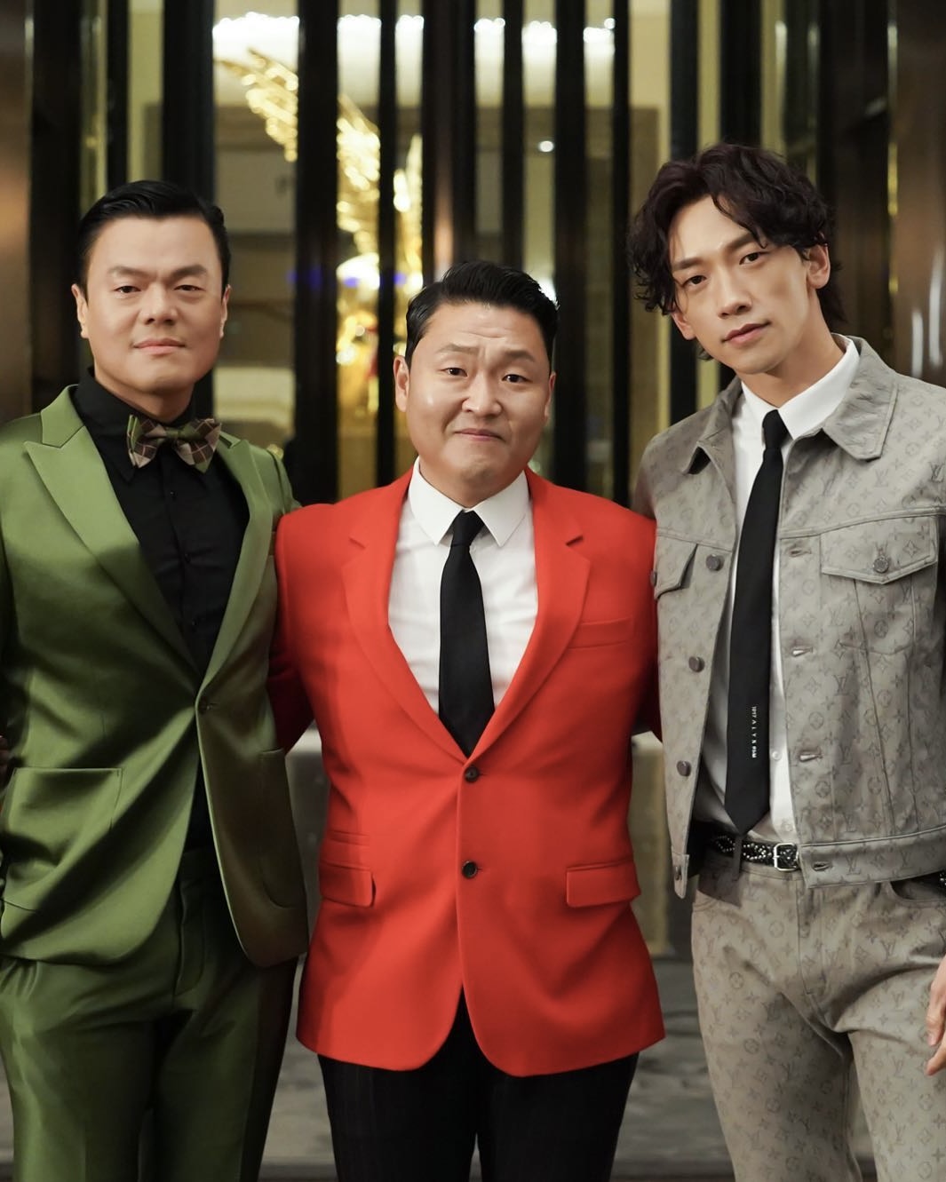 비 콘서트에 게스트가 싸이?🍾

가수 비의 콘서트에 싸이가 게스트로 출연합니다. 오는 6월에 개최되는 ‘2024 비 (RAIN) 콘서트: STILL RAINNING - 서울’은 비가 9년 만에 국내 팬들을 위해 마련한 특별한 자리인데요. 비 소속사 레인컴퍼니는 오늘(20일) “게스트로 싸이가 출연한다”라고 밝혔습니다. 이번 초청은 비가 싸이의 ‘흠뻑쇼’에 게스트로 출연해 준 것에 대한 보답으로 어떤 퍼포먼스를 선보일지 이목이 집중되고 있습니다. 이미지8
