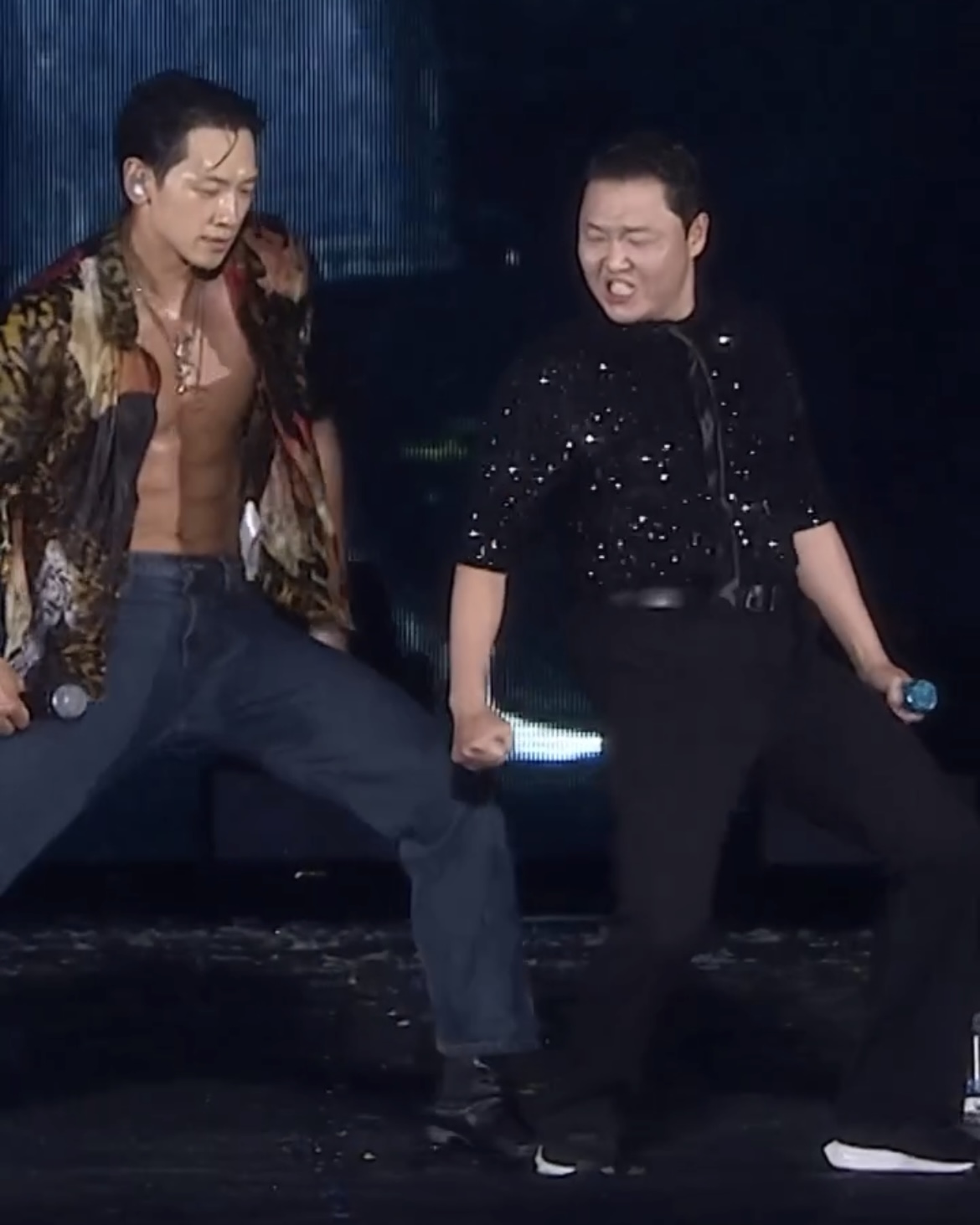 비 콘서트에 게스트가 싸이?🍾

가수 비의 콘서트에 싸이가 게스트로 출연합니다. 오는 6월에 개최되는 ‘2024 비 (RAIN) 콘서트: STILL RAINNING - 서울’은 비가 9년 만에 국내 팬들을 위해 마련한 특별한 자리인데요. 비 소속사 레인컴퍼니는 오늘(20일) “게스트로 싸이가 출연한다”라고 밝혔습니다. 이번 초청은 비가 싸이의 ‘흠뻑쇼’에 게스트로 출연해 준 것에 대한 보답으로 어떤 퍼포먼스를 선보일지 이목이 집중되고 있습니다. 이미지3
