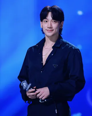 비 콘서트에 게스트가 싸이?🍾 가수 비의 콘서트에 싸이가 게스트로 출연합니다. 오는 6월에 개최되는 ‘2024 비 (RAIN) 콘서트: STILL RAINNING - 서울’은 비가 9년 만에 국내 팬들을 위해 마련한 특별한 자리인데요. 비 소속사 레인컴퍼니는 오늘(20일) “게스트로 싸이가 출연한다”라고 밝혔습니다. 이번 초청은 비가 싸이의 ‘흠뻑쇼’에 게스트로 출연해 준 것에 대한 보답으로 어떤 퍼포먼스를 선보일지 이목이 집중되고 있습니다. 이미지