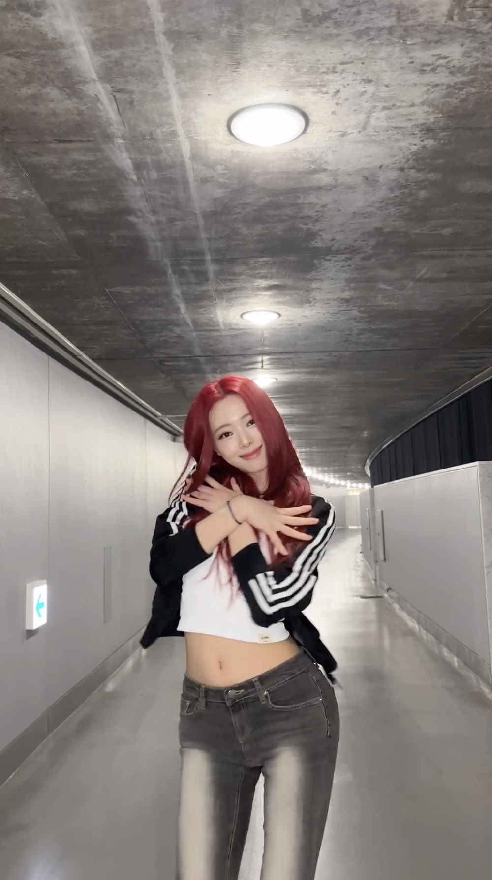 비현실적 유나의 미모력🫢❤️‍🔥
유나 필승 조합인 크롭&데님👖아디다스 져지로 꾸안꾸 완성🖤 이미지