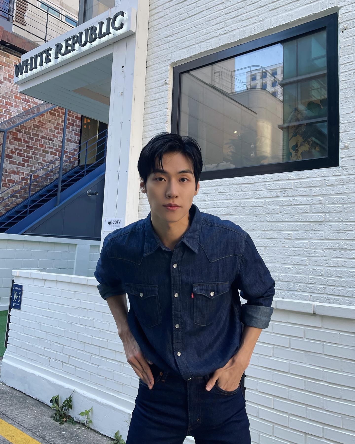 미니멀 셔츠 코디는 이승협처럼👍 이미지1