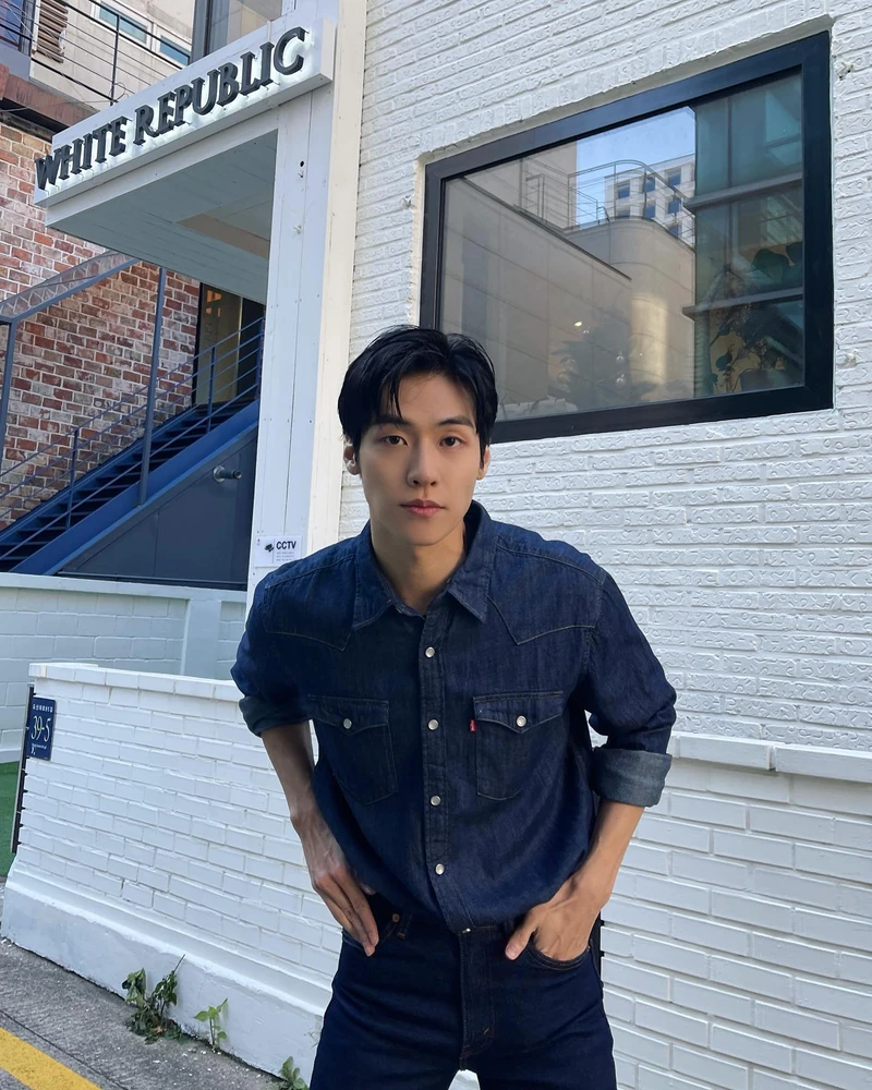 미니멀 셔츠 코디는 이승협처럼👍 이미지1