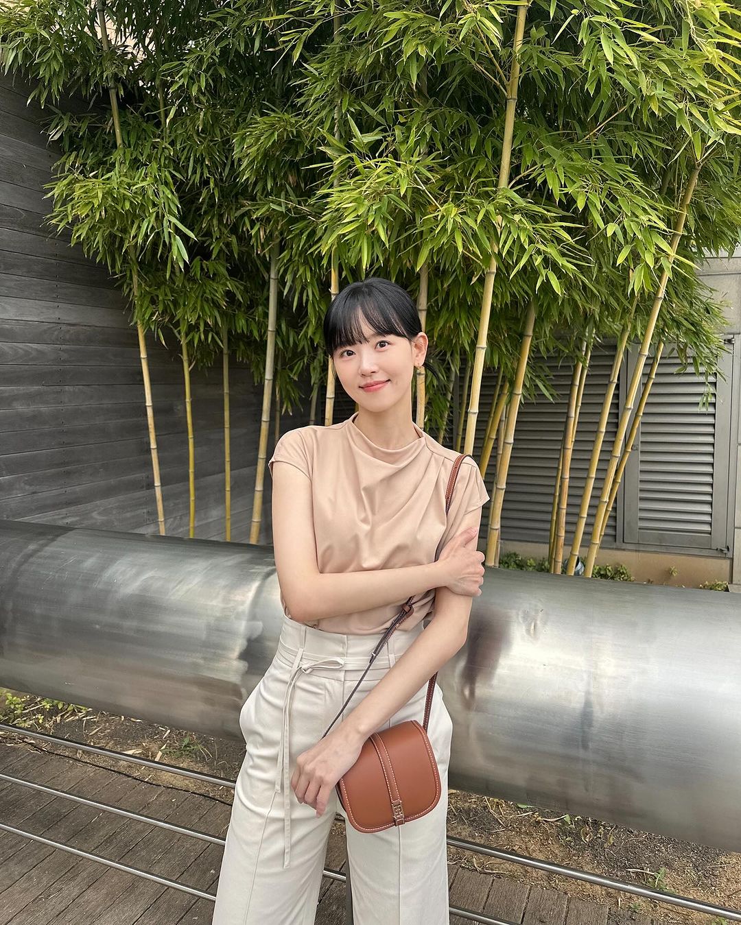 비밀은 없어 강한나 차기작은?🙌

현재 JTBC ‘비밀은 없어’ 출연 중인 강한나가 넷플릭스 오리지널 시리즈 ‘캐셔로’에 합류했습니다. 동명의 카카오웹툰을 원작으로 하는 ‘캐셔로’는 손에 쥔 캐시만큼 힘이 세지는 초능력을 얻게 된 평범한 공무원 강상웅(이준호)이 월급을 털어 세상을 구하는 생활밀착형 흙수저 슈퍼히어로물인데요. 강한나는 원작에는 없는 캐릭터인 재벌집 딸 조안나 역으로 등장해 빌런 연기를 펼칠 예정입니다. 한편 강상웅의 오랜 연인인 김민숙 역은 김혜준이 맡았습니다. 이미지3