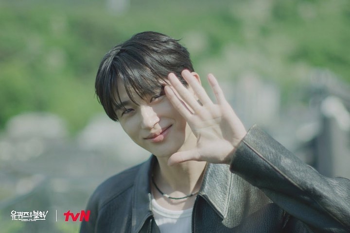 선재야 오늘도 보고 내일도 만나💚

tvN '유 퀴즈 온 더 블럭'에서 변우석 방영분의 스틸컷을 공개했습니다. 최근 큰 사랑을 받고 있는 tvN 드라마 <선재업고 튀어> 변우석의 출연이 확정됐을 때부터 많은 사람들은 해당 방송을 기다리고 있는데요. ‘유퀴즈 온 더 블럭’ 공식 계정에서 네 장의 사진을 업로드하며 내일 방영될 변우석의 토크쇼를 한 번 더 예고했습니다. 이미지