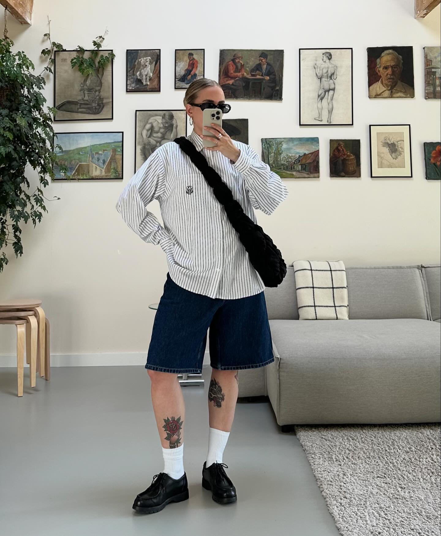버뮤다 데님이 트렌드👖🔥
무릎까지 오는 긴 기장감📏 데일리룩을 힙하게 만들어봐요👊 이미지