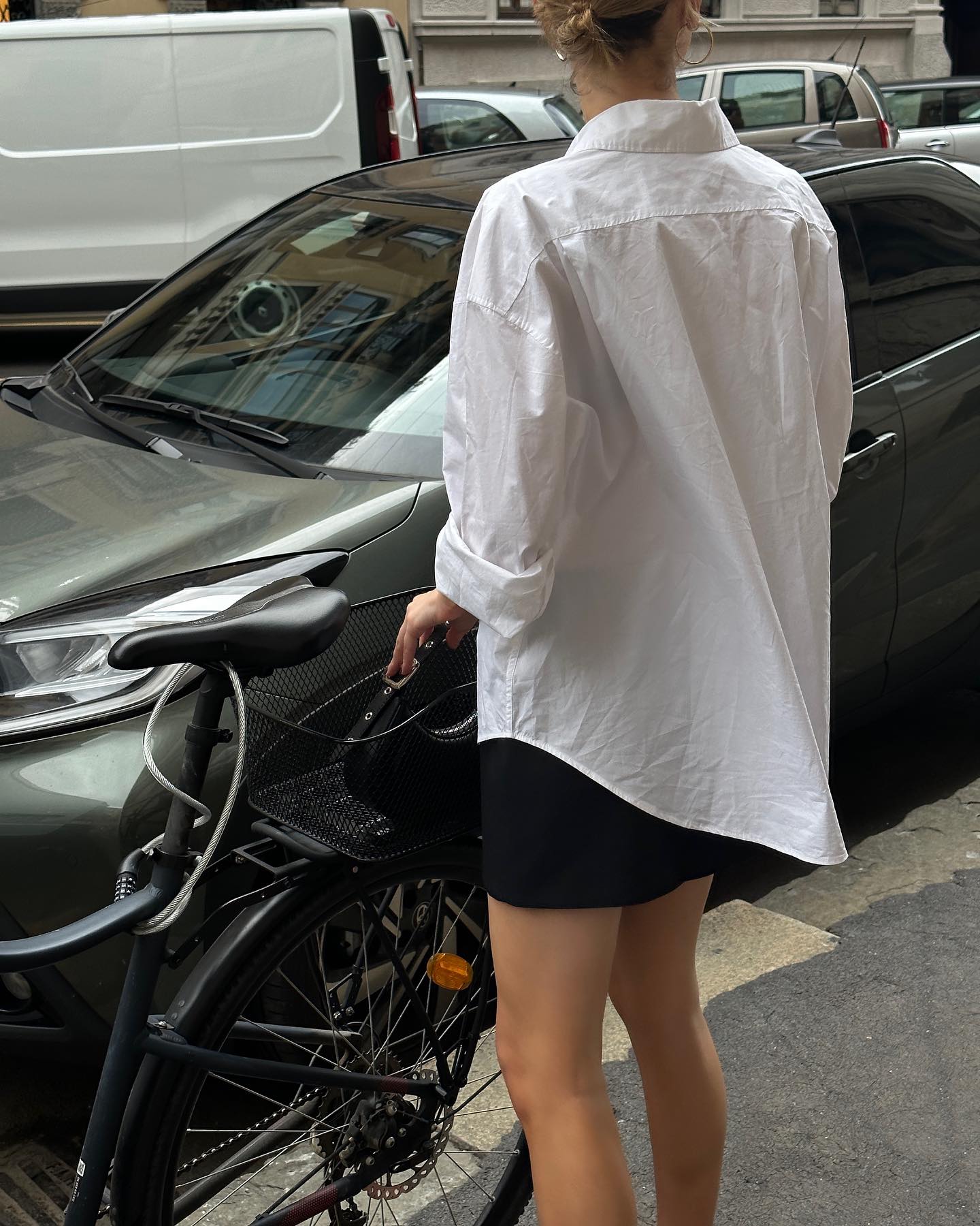 디테일이 중요한 셔츠 스타일링👔
셔츠 하나로 즐기는 5가지 코디법🪄올여름 셔츠는 이렇게🩵

1. 셔츠 소매 롤업으로 꾸안꾸 스타일링

2. 아랫단추를 풀러서 힙하게 스타일링

3. 일교차 큰 날엔 아우터처럼 스타일링

4. 윗단추 풀러서 핫하게 스타일링

5. 셔츠 아랫단을 묶어 크롭탑으로 스타일링 이미지