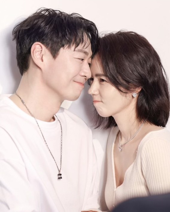 연정훈❤️한가인 비주얼 합 뭐야🫢

한가인이 본인 인스타그램에 남편 연정훈과 결혼 19주년 만에 처음 찍은 동반 화보를 공개했습니다. 한가인은 “네, 둘이 사귀어요. 커플 스타그램”이라며 하트 이모티콘을 여러 개 붙여 남편을 향한 애정을 드러냈는데요. 해당 사진은 지난 3월에 찍은 주얼리 화보의 비하인드 사진으로 캐주얼한 차림이지만 선남선녀 비주얼을 뽐내며 달달한 분위기를 자아냈습니다. 한편 연정훈과 한가인은 2005년에 결혼해 결혼 19주년을 맞이했습니다. 이미지