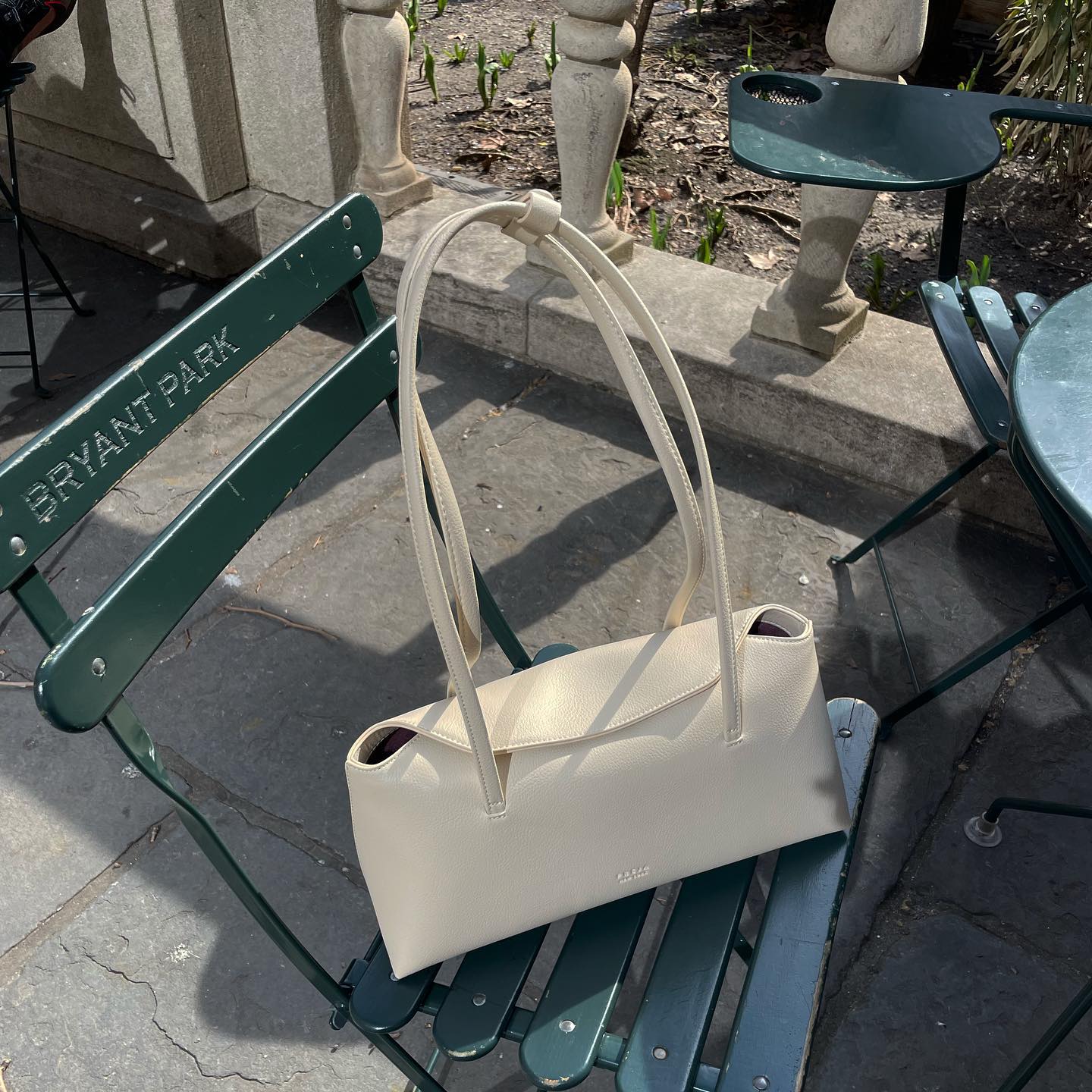 해외에서 핫한🔥👜프레자 뉴욕
요즘 유행 바게트 실루엣의 헤일리 비버 착용 데일리백🖤🥖

90년대 영감을 받은 미니멀 디자인과 100% 비건 소재로 제작된 프레자 뉴욕(FREJA NEW YORK) 가방은 헤일리 비버를 비롯한 패셔니스타들에게 사랑받고 있습니다. 헤일리 비버가 선택한 가방은 우아한 플랩 숄더백인 캐롤라인백인데요. 캐롤라인 백은 프레자 뉴욕의 가장 인기 있는 모델로 꼽힙니다. 

세로보다 가로 길이가 긴 이스트웨스트백, 혹은 바게트백이라고 불리는 이 가방은 최근 트렌디한 실루엣으로 유행하며 다양한 브랜드에서 출시되고 있습니다. 프레자 뉴욕 바게트백은 긴 숄더 끈으로 어깨에 멨을 때 안정적인 착용감과 넉넉한 수납 공간을 제공합니다.

슬라이드를 넘겨 헤일리 비버와 패피들의 착용샷을 만나 보세요.✨ 이미지5