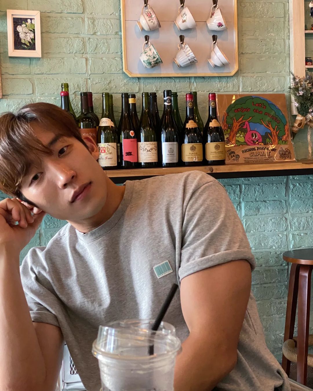 티셔츠 롤업은 꽉 찬 팔뚝이 생명💪 이미지