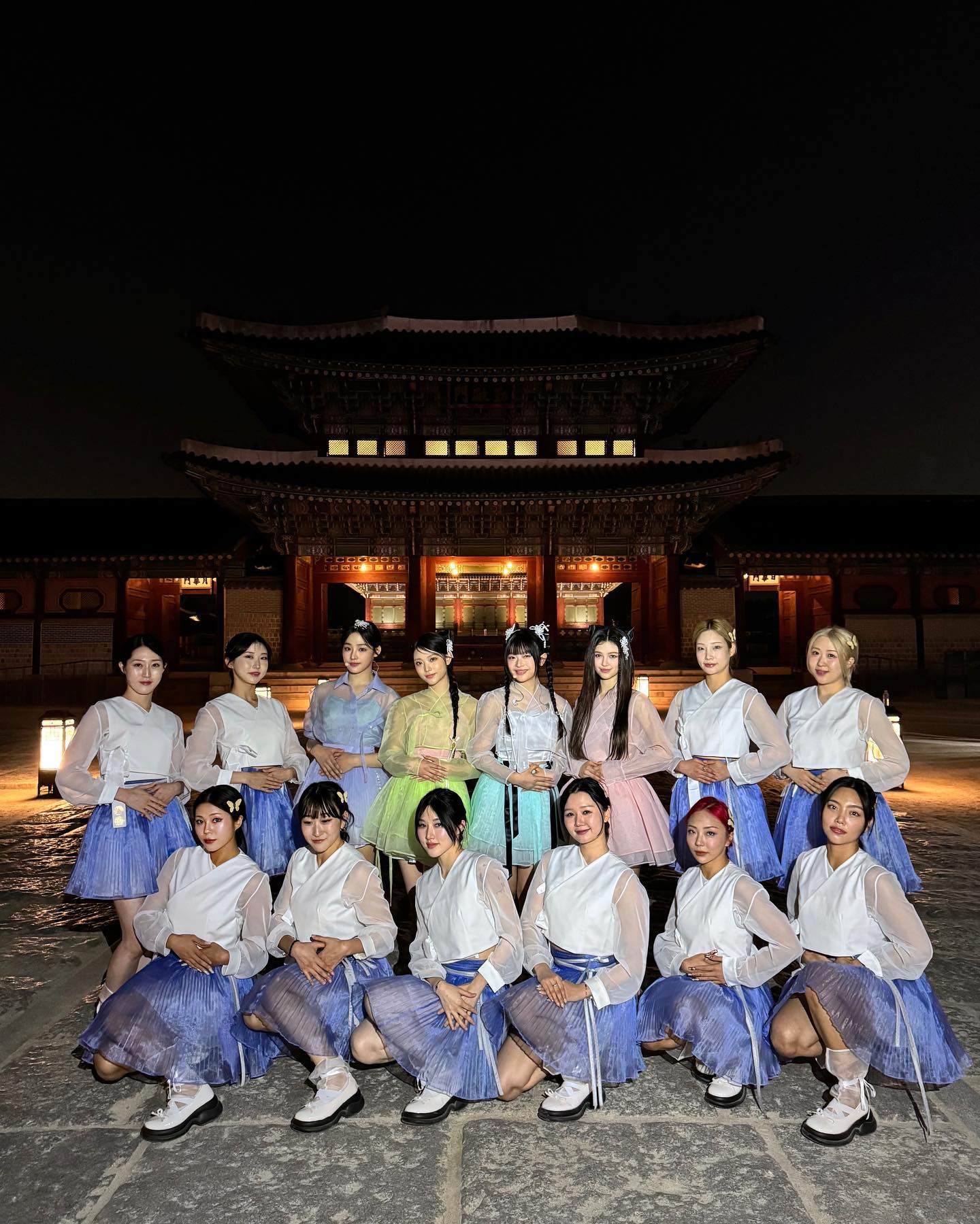 뉴진스🐰경복궁 무대 피날레🤍 

뉴진스가 어제 개최된 ‘코리아 온 스테이지’ 에서 환상적인 공연을 펼쳤습니다. 다니엘이 단독 MC를 맡아 여유로운 진행으로 무대를 이끌어갔는데요. 발등 부상으로 빠진 혜인을 제외한 뉴진스의 네 멤버는 이날 공연의 마지막 무대를 장식했습니다. 뉴진스는 한국의 미가 고스란히 드러난 의상과 스타일링을 선보였고, 이후 ‘Cool with you’, ‘Ditto’, ‘ETA’, ’Super shy’ 무대를 차례로 펼치며 공연을 마쳤습니다. 이미지
