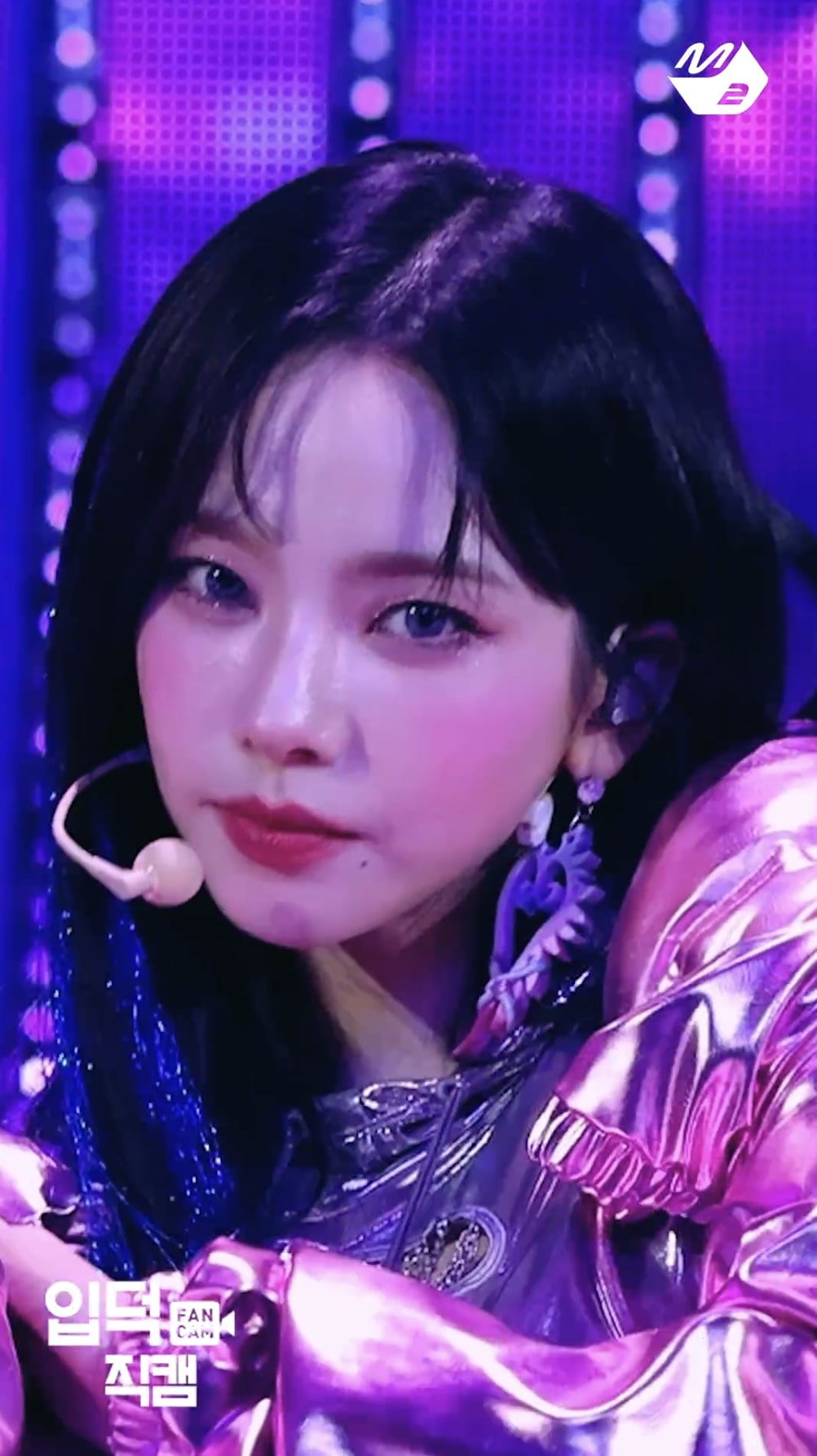 이렇게 이쁠 수수수-수퍼노바🪩
AI같은 카리나 미모🩷🩶메탈릭 코디도 퀸이며 씬이며 종결👽 이미지