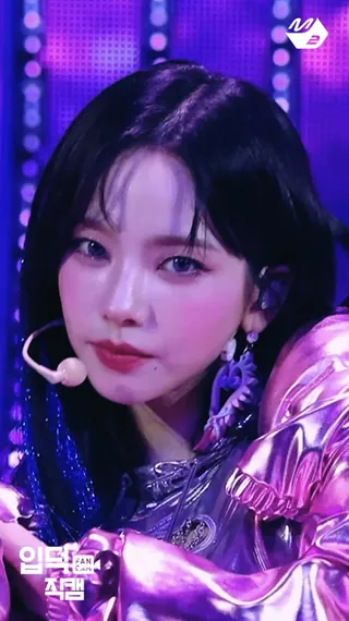 이렇게 이쁠 수수수-수퍼노바🪩
AI같은 카리나 미모🩷🩶메탈릭 코디도 퀸이며 씬이며 종결👽 이미지