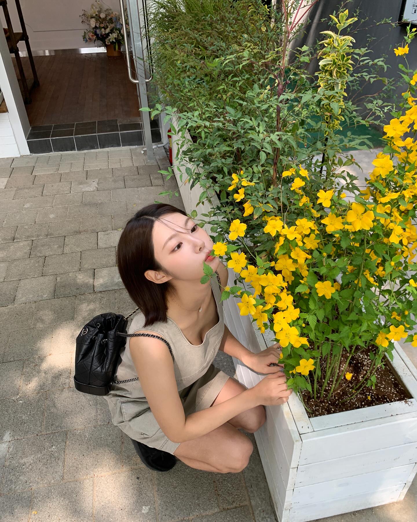 셀럽들의 브랜드 미니 백팩🤎🖤
유행 안타는 클래식 아이템 4가지 추천💼 어디에나 잘 어울려🤍
1. 셀린느 미니 폴코 백팩 - 트리옹프 캔버스 & 카프스킨 탠, 265만 원.
2. 프라다 스몰 리나일론 백팩 블랙, 280만 원.
3. 루이 비통 몽수리 PM, 435만 원.
4. 샤넬 가브리엘 스몰 백팩, 779만 원. 이미지7