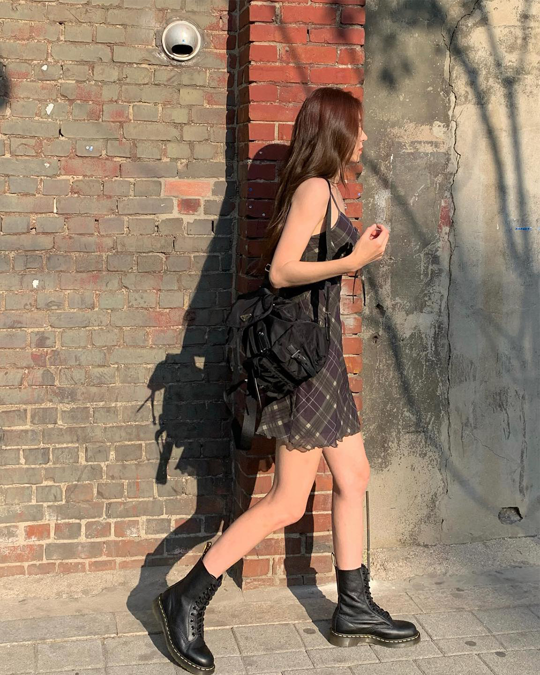 셀럽들의 브랜드 미니 백팩🤎🖤
유행 안타는 클래식 아이템 4가지 추천💼 어디에나 잘 어울려🤍
1. 셀린느 미니 폴코 백팩 - 트리옹프 캔버스 & 카프스킨 탠, 265만 원.
2. 프라다 스몰 리나일론 백팩 블랙, 280만 원.
3. 루이 비통 몽수리 PM, 435만 원.
4. 샤넬 가브리엘 스몰 백팩, 779만 원. 이미지4
