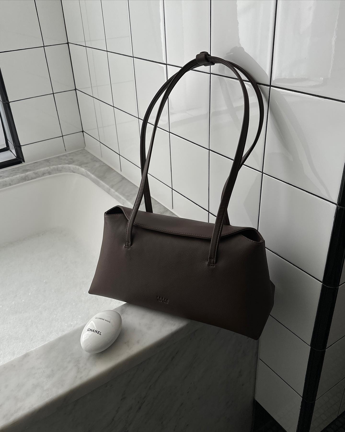 해외에서 핫한🔥👜프레자 뉴욕
요즘 유행 바게트 실루엣의 헤일리 비버 착용 데일리백🖤🥖

90년대 영감을 받은 미니멀 디자인과 100% 비건 소재로 제작된 프레자 뉴욕(FREJA NEW YORK) 가방은 헤일리 비버를 비롯한 패셔니스타들에게 사랑받고 있습니다. 헤일리 비버가 선택한 가방은 우아한 플랩 숄더백인 캐롤라인백인데요. 캐롤라인 백은 프레자 뉴욕의 가장 인기 있는 모델로 꼽힙니다. 

세로보다 가로 길이가 긴 이스트웨스트백, 혹은 바게트백이라고 불리는 이 가방은 최근 트렌디한 실루엣으로 유행하며 다양한 브랜드에서 출시되고 있습니다. 프레자 뉴욕 바게트백은 긴 숄더 끈으로 어깨에 멨을 때 안정적인 착용감과 넉넉한 수납 공간을 제공합니다.

슬라이드를 넘겨 헤일리 비버와 패피들의 착용샷을 만나 보세요.✨ 이미지7