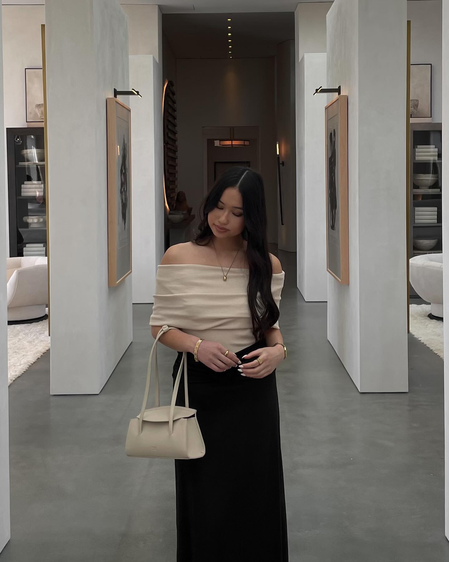 해외에서 핫한🔥👜프레자 뉴욕
요즘 유행 바게트 실루엣의 헤일리 비버 착용 데일리백🖤🥖

90년대 영감을 받은 미니멀 디자인과 100% 비건 소재로 제작된 프레자 뉴욕(FREJA NEW YORK) 가방은 헤일리 비버를 비롯한 패셔니스타들에게 사랑받고 있습니다. 헤일리 비버가 선택한 가방은 우아한 플랩 숄더백인 캐롤라인백인데요. 캐롤라인 백은 프레자 뉴욕의 가장 인기 있는 모델로 꼽힙니다. 

세로보다 가로 길이가 긴 이스트웨스트백, 혹은 바게트백이라고 불리는 이 가방은 최근 트렌디한 실루엣으로 유행하며 다양한 브랜드에서 출시되고 있습니다. 프레자 뉴욕 바게트백은 긴 숄더 끈으로 어깨에 멨을 때 안정적인 착용감과 넉넉한 수납 공간을 제공합니다.

슬라이드를 넘겨 헤일리 비버와 패피들의 착용샷을 만나 보세요.✨ 이미지8
