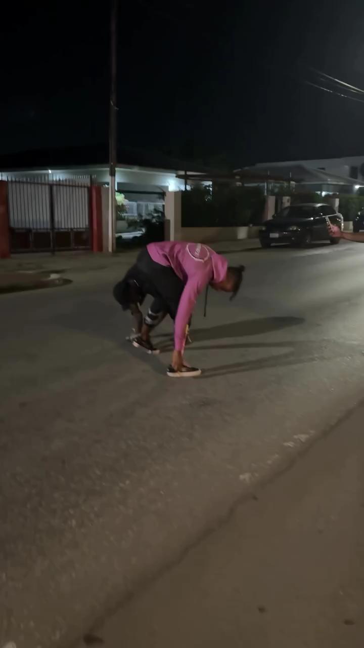 신발에 폭죽 달고 카포에라💥🧨 이미지