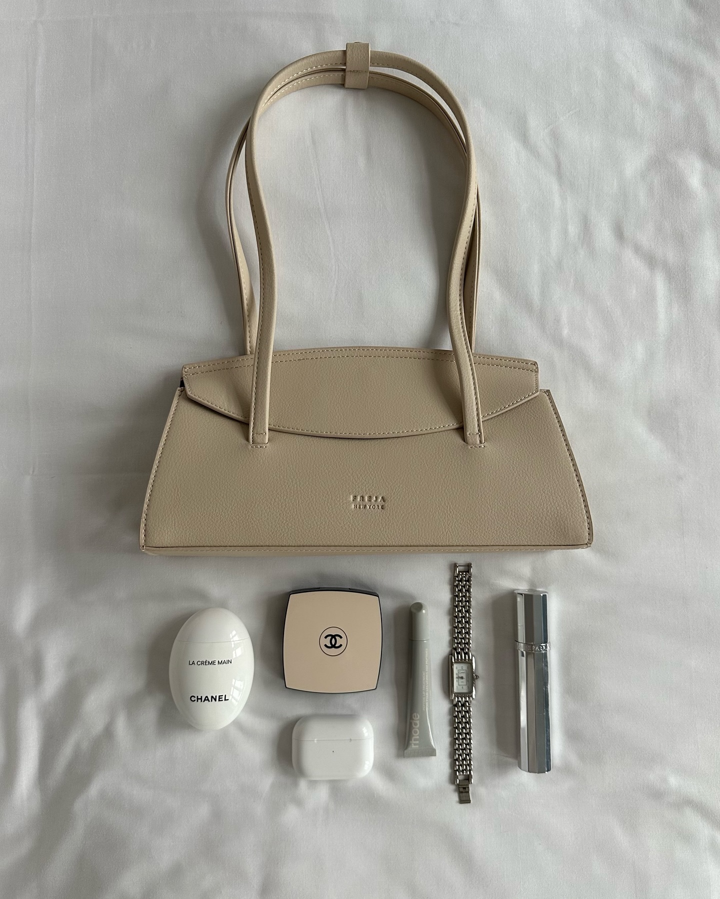 해외에서 핫한🔥👜프레자 뉴욕
요즘 유행 바게트 실루엣의 헤일리 비버 착용 데일리백🖤🥖

90년대 영감을 받은 미니멀 디자인과 100% 비건 소재로 제작된 프레자 뉴욕(FREJA NEW YORK) 가방은 헤일리 비버를 비롯한 패셔니스타들에게 사랑받고 있습니다. 헤일리 비버가 선택한 가방은 우아한 플랩 숄더백인 캐롤라인백인데요. 캐롤라인 백은 프레자 뉴욕의 가장 인기 있는 모델로 꼽힙니다. 

세로보다 가로 길이가 긴 이스트웨스트백, 혹은 바게트백이라고 불리는 이 가방은 최근 트렌디한 실루엣으로 유행하며 다양한 브랜드에서 출시되고 있습니다. 프레자 뉴욕 바게트백은 긴 숄더 끈으로 어깨에 멨을 때 안정적인 착용감과 넉넉한 수납 공간을 제공합니다.

슬라이드를 넘겨 헤일리 비버와 패피들의 착용샷을 만나 보세요.✨ 이미지3