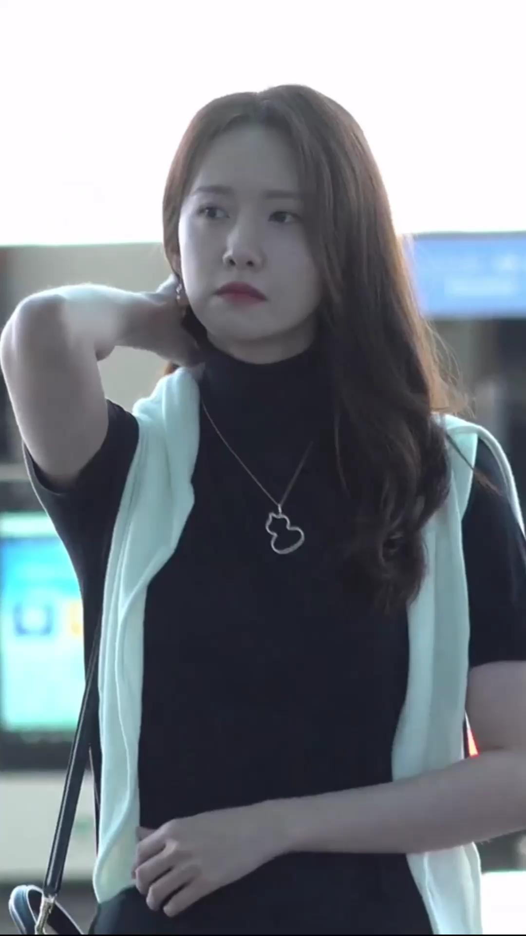 시크한 윤아 올블랙 공항룩🖤✈️
터틀넥 반팔니트에 클래식한 슬랙스✔️셀린느 16백 마무리👜 이미지