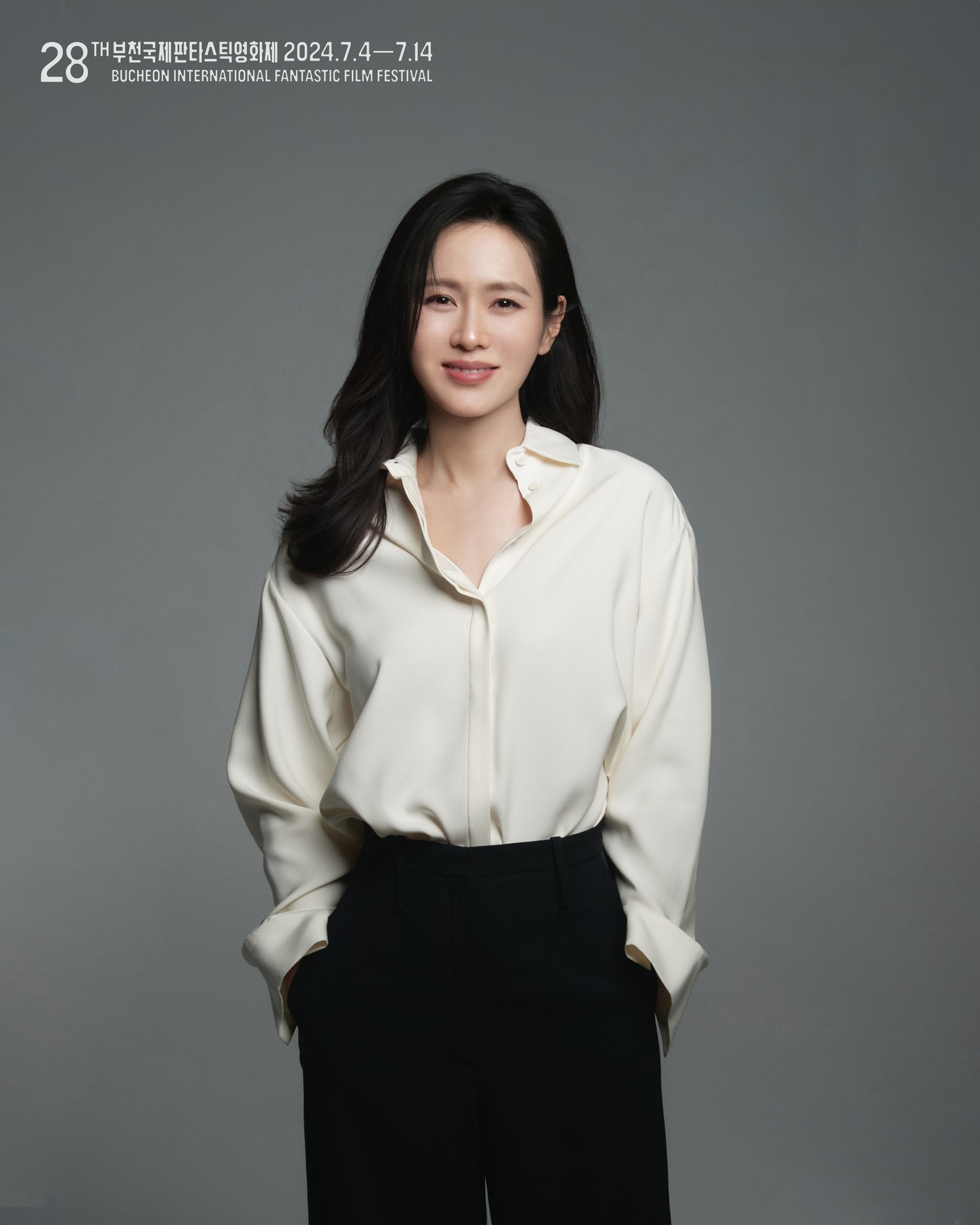 이번 배우 특별전의 주인공은 손예진🎞️

손예진이 제28회 ‘부천국제판타스틱영화제(BIFAN)’의 배우 특별전 주인공으로 선정됐습니다. ‘부산국제판타스틱영화제’는 2017년부터 한국 영화의 현재를 이끌고 있는 동시대 대표 배우 1명을 선정해 배우 특별전을 진행하고 있는데요. 전도연, 정우성, 김혜수, 설경구, 최민식에 이어 손예진이 6번째 주인공이 되었습니다. ‘부천국제판타스틱영화제’는 7월 4일부터 시작되며 손예진은 개막식 레드 카펫을 시작으로 배우 특별전까지 화려하게 빛낼 예정입니다. 이미지