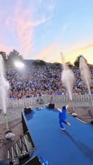 우리보다 축제에 더 진심인 싸이💦
축제의 신 싸이가 대학 축제가 시작되며 바쁜 일정을 보내고 있습니다. 싸이는 지난 22일 ‘유 퀴즈 온 더 블럭’에 출연해 이달에만 17개의 대학 축제에 참여하게 됐다고 밝혔는데요. 싸이는 학생들을 위해 ‘흠뻑쇼’에서만 볼 수 있는 워터 캐넌을 챙겨 다닐 뿐만 아니라 평균 10곡 이상을 가창한다고 이어 설명했습니다. 5월이 약 일주일 남은 시점 싸이는 오늘 영남대부터 시작해 경희대, 연세대, 원광대, 조선대, 세종대, 동국대에 방문할 예정입니다. 이미지