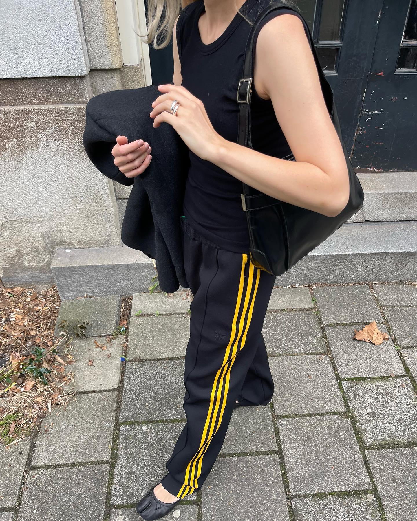 데일리템이 된 스포츠웨어🖤💛 핫한 트렌드로 주목받고 있는 운동복 아이템 4가지💡@준비해  1. 아디다스 트랙 팬츠  2. 아디다스 쇼츠  3. 폴로 셔츠  4. 럭비 티셔츠 이미지