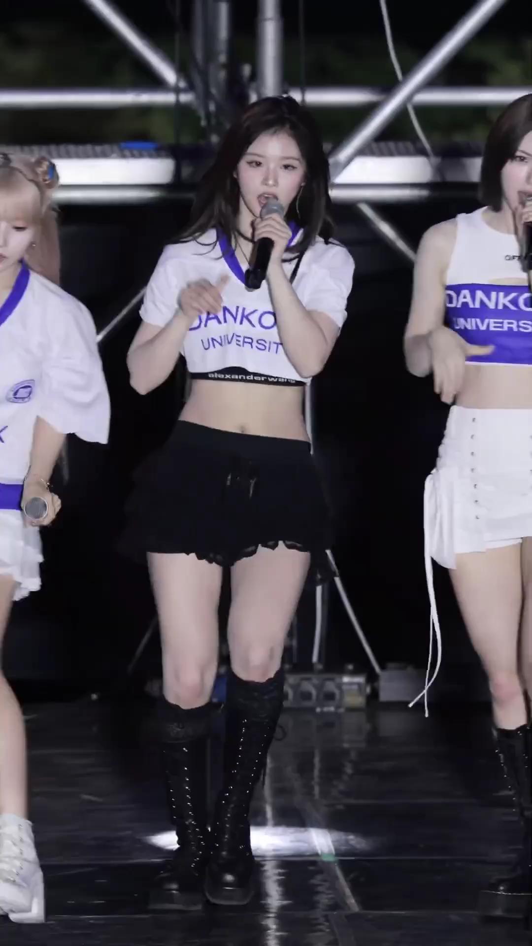 완벽한 비주얼과 비율 뽐내는 설윤💙🖤 크롭티에 로우라이즈 @존예..😍 이미지