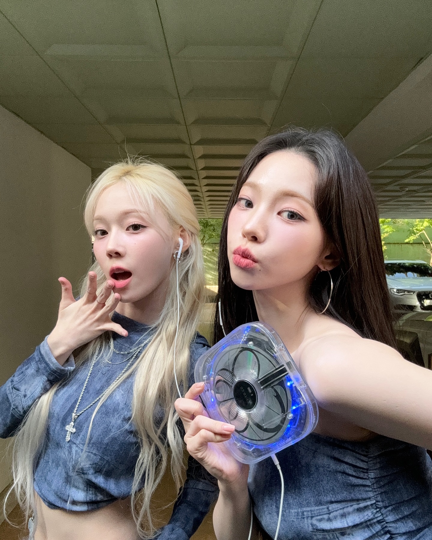 에스파 CD 벌써 3차까지 품절💿❤️‍🔥

에스파의 ‘아마겟돈’ CD 플레이어 예약판매 당일인 오늘부터 품절 사태가 벌어지며 뜨거운 인기를 입증하고 있습니다. ‘아마겟돈’ CDP 버전은 앞서 하이라이트 메들리로 공개됐던 CDP의 형태 그대로 구현하여 제작한 것인데요. 정규 앨범을 기다려온 팬들에 대한 보답으로 선보이는 만큼 CDP를 포함하여 포토카드 5종, 하이라이트 메들리 그래픽 스티커 10종 등으로 구성해 소장 가치를 높였습니다. 이미지