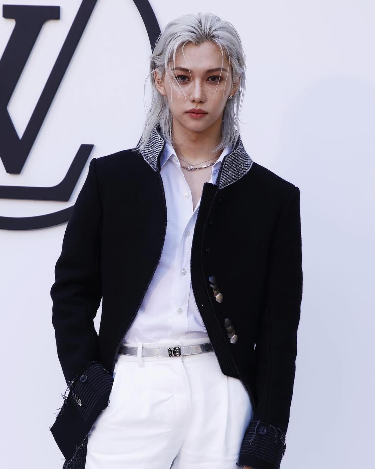 루이비통쇼에 등장한 금발왕자님🤴

스트레이 키즈 멤버 필릭스가 루이 비통 2025 크루즈 쇼에 참석했습니다. 필릭스는 글로벌 앰버서더로 의류부터 악세서리까지 모두 브랜드 아이템으로 착용해 인간 루이 비통의 면모를 뽐냈는데요. 금발 헤어와 그의 매력 포인트인 주근깨를 살린 메이크업까지 완벽히 소화하며 쇼장을 뜨겁게 달궜습니다. 이미지2