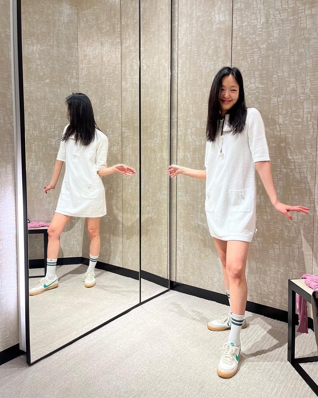 김고은의 나이키 슈즈 컬렉션👟💚
그녀가 데일리로 애정하는 나이키 운동화 4가지🤍@탐난다😚

1. 나이키 킬샷 2 레더 루시드 그린, 11만 9천 원.

2. 나이키 데이브레이크 블랙 화이트, 11만 9천 원.

3. 나이키 에어 포스 화이트, 13만 9천 원.

4. 나이키 코르테즈 화이트 블랙, 11만 9천 원. 이미지