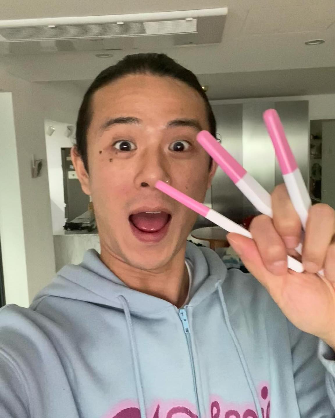 빈지노❤️미초바 이제 엄마아빠된다👶

빈지노와 스테파니 미초바가 임신 소식을 알렸습니다. 임신 테스트기와 초음파 사진 속 함께 담긴 둘의 표정에서 행복이 느껴지는데요. 빈지노가 들고 있는 편지 봉투에 '살구 아빠'라 적혀있어 아기의 태명은 살구로 예상됩니다.

한편, 래퍼 빈지노는 독일 출신 모델 스테파니 미초바와 지난 2015년 공개 열애 시작 후 2022년 한국에서 혼인신고를 하며 법적 부부가 됐습니다. 이미지