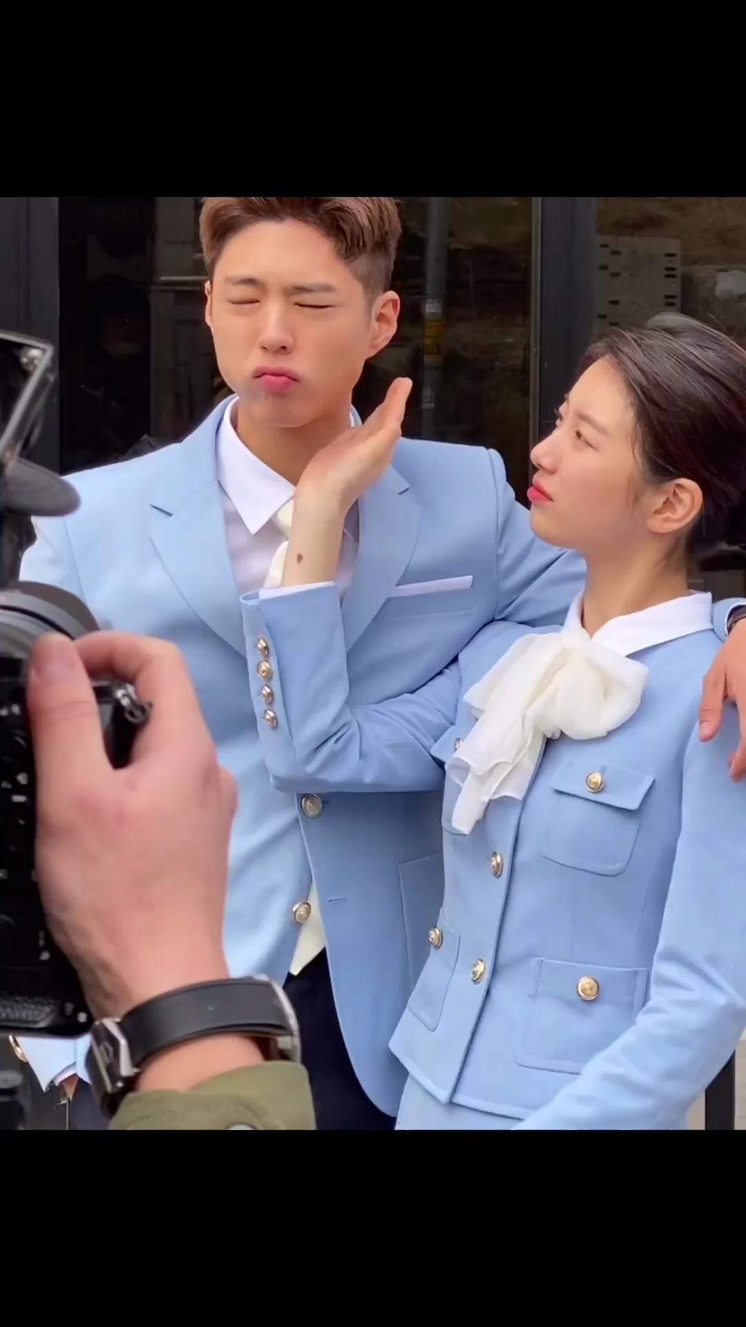 꽁냥미 폭발하는 수지🩵보검👩🏻‍❤️‍👨🏻
원더랜드에서 승무원 커플로 등장하는 두사람👩🏻‍✈️@기대돼😍 이미지