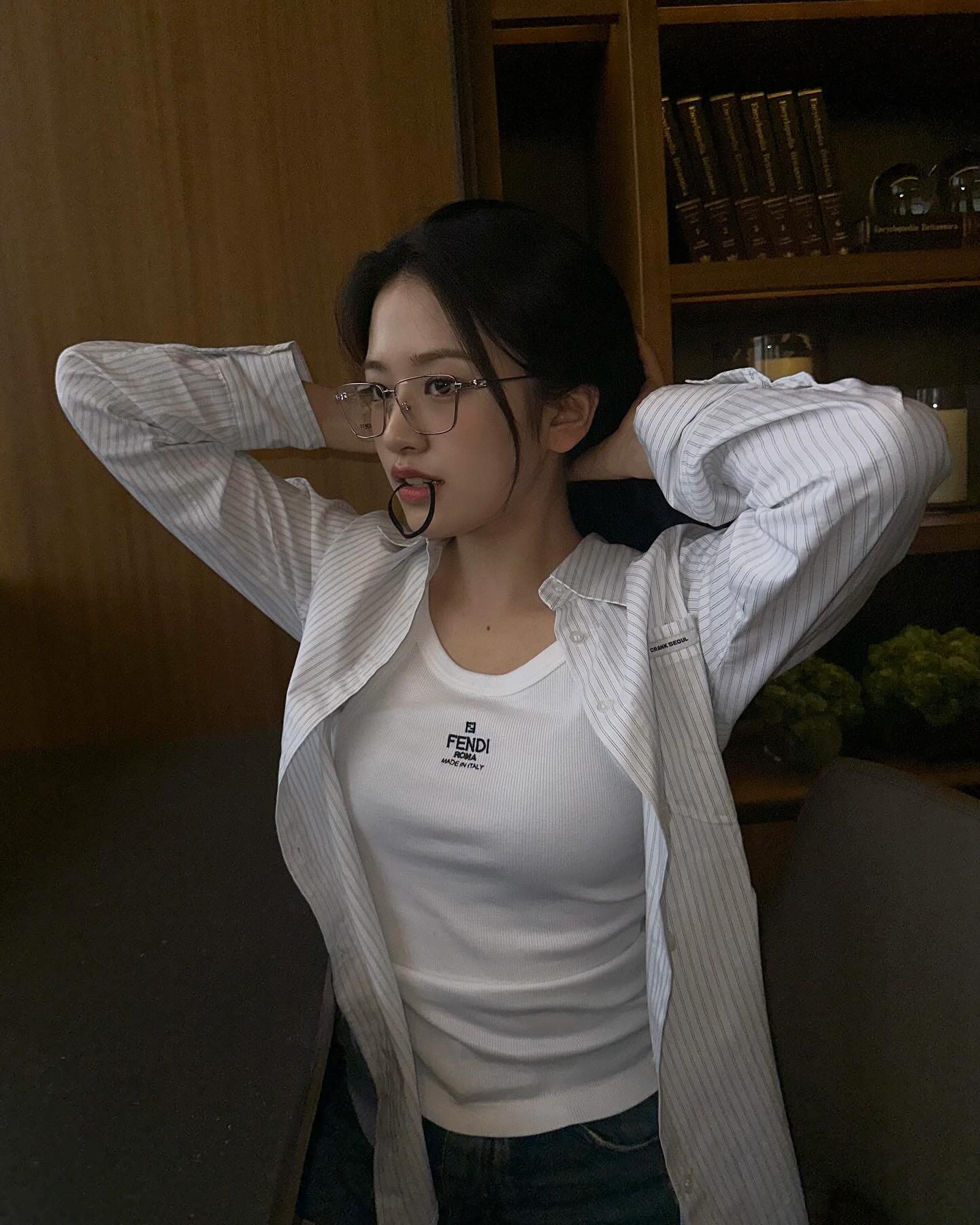 요즘 여돌들 아우터🥼🖤@셔츠
아침저녁으로 쌀쌀할 때나 에어컨 바람 셀 때 가볍게 걸치기✔️ 이미지