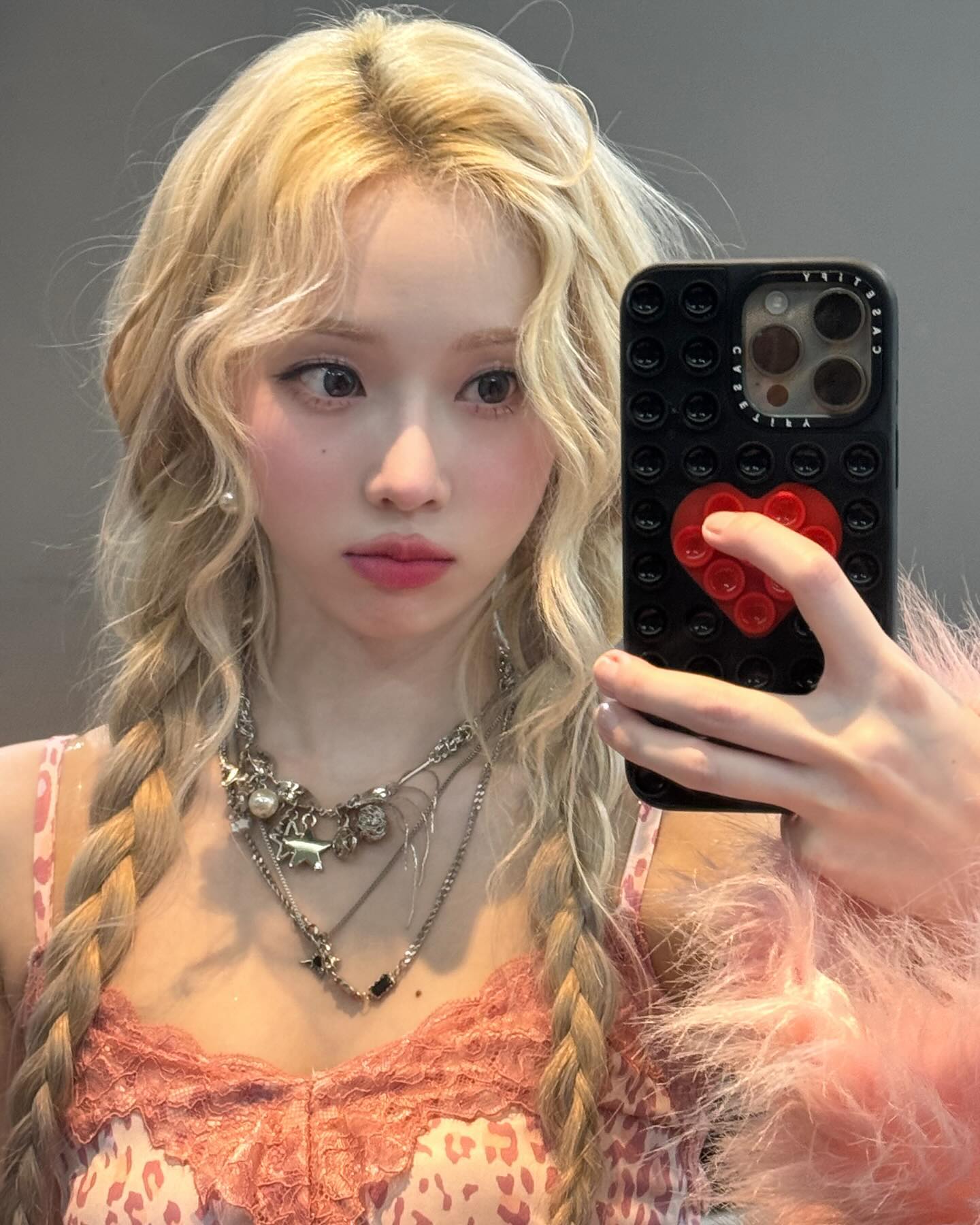 스엠돌 인기템❤️@케이스티파이
요즘 유행 뽁뽁이가 케이스로🫧 윈터처럼 에어팟 붙여서 활용👍 이미지