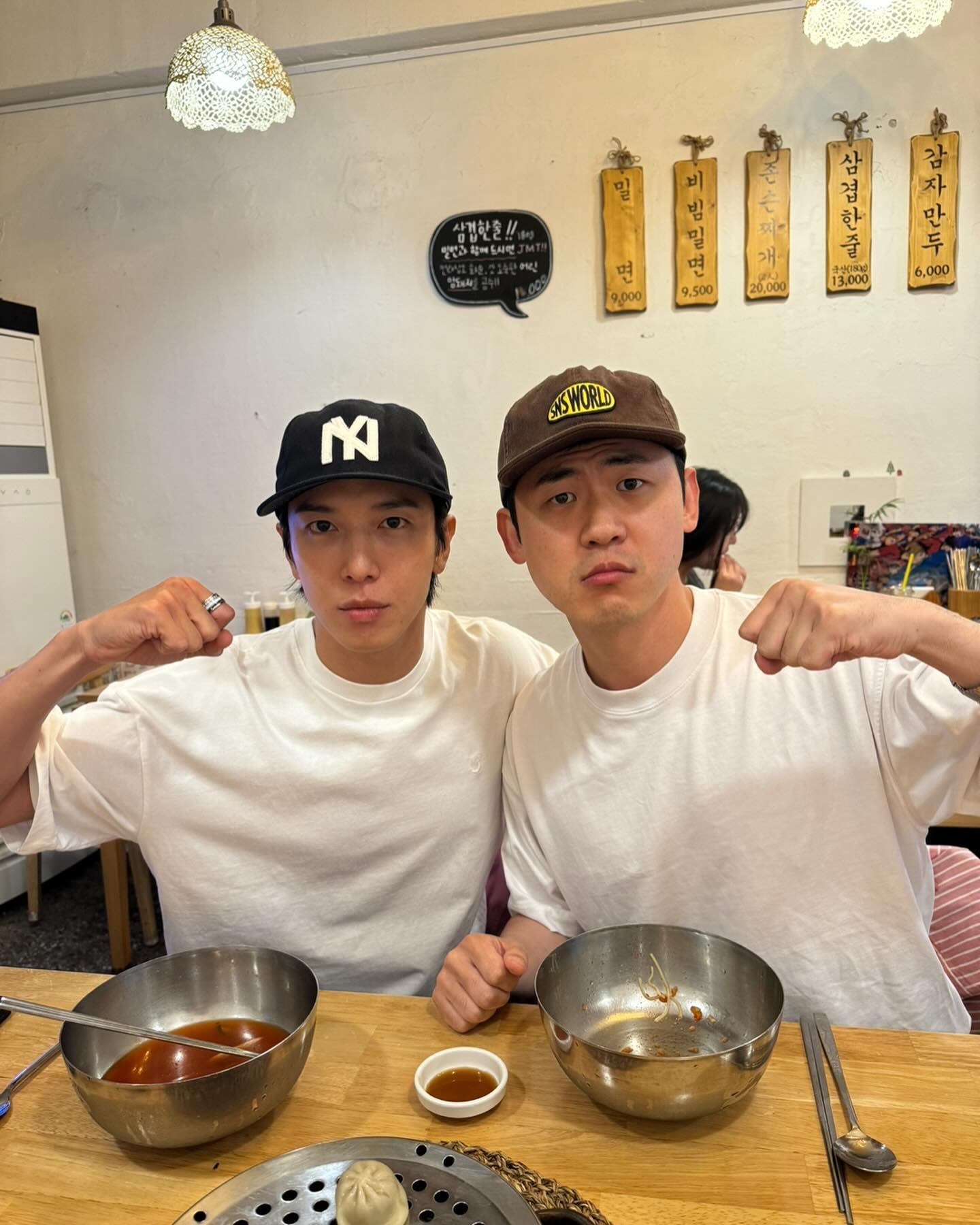 흰색 반팔에 편한 볼캡 얹기🧢 이미지
