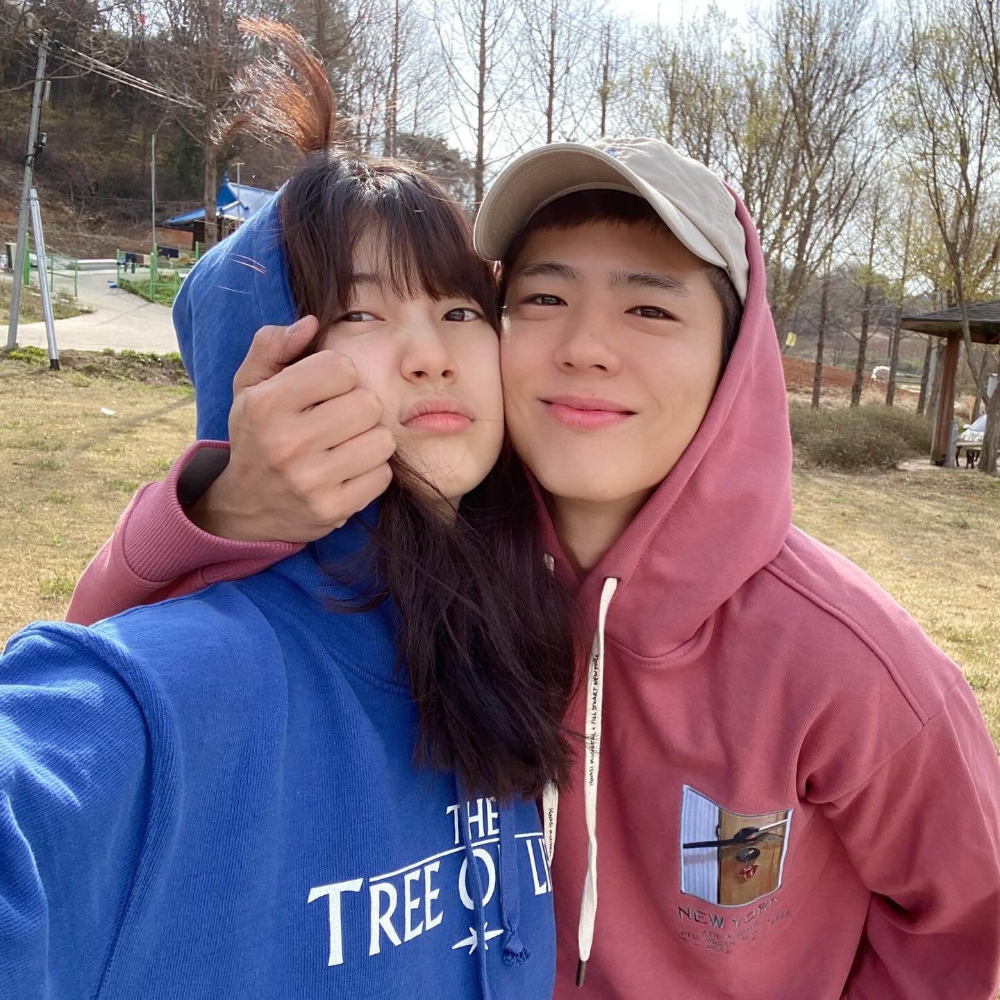 수지와 박보검의 찐 커플 케미👩‍❤️‍👨

오늘(27일) 오전 박보검이 본인 SNS에 게재한 수지와의 커플샷이 화제입니다. 서로 얼굴을 맞대고 장난기 가득한 표정을 짓는가 하면 함께 거울 셀카를 찍으며 친근한 분위기를 자아내는 등 오래된 실제 연인 같은 모습으로 사람들의 눈길을 끌었는데요. 두 사람은 영화 ‘원더랜드’에서 승무원 사내 커플로 첫 연기 호흡을 맞춰 예비 관객들의 과몰입을 한껏 높였습니다. 이미지
