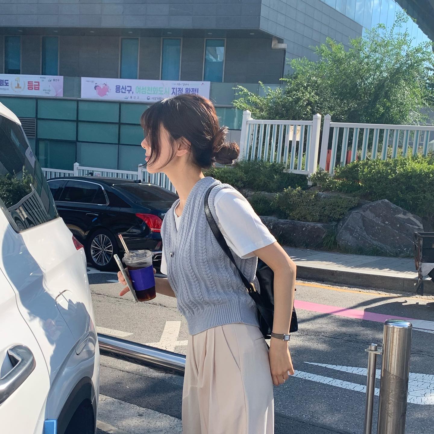 이번주 조합🤍🩶흰티에 니트조끼 이미지