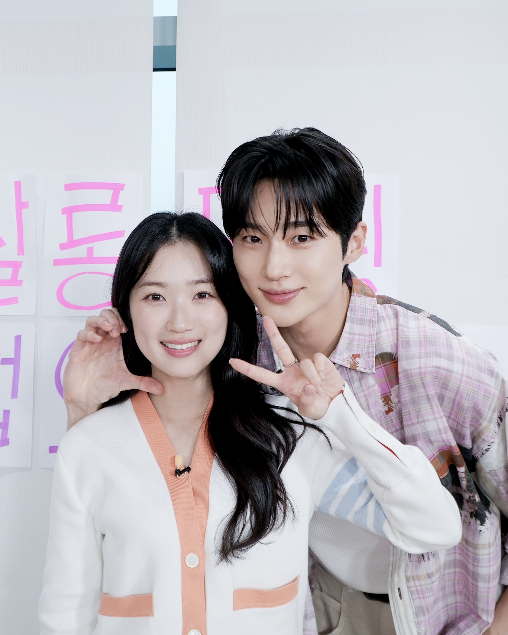 솔선 커플🩷어떻게 놔주는데..😭

어제(27일) 장도연이 진행하는 ‘살롱드립2’에 변우석과 김혜윤이 함께 게스트로 출연하여 핑크빛 분위기를 연출했습니다. 장도연은 솔선 커플을 지지하는 ‘수범이’들을 대신해 두 사람에게 폭풍 질문과 주접 가득한 호응을 쏟아냈는데요. 질문을 받을 때마다 두 사람은 눈을 바라보며 이야기를 맞춰갔고, 서로의 반응을 살피는 등 설렘을 유발해 장도연은 “너네 사귀지”라며 과몰입 반응을 보여 웃음을 자아냈습니다. 한편 ‘선재 업고 튀어’는 오늘(28일) 최종화를 앞두고 결말이 어떻게 될지 많은 이들이 주목하고 있습니다. 이미지