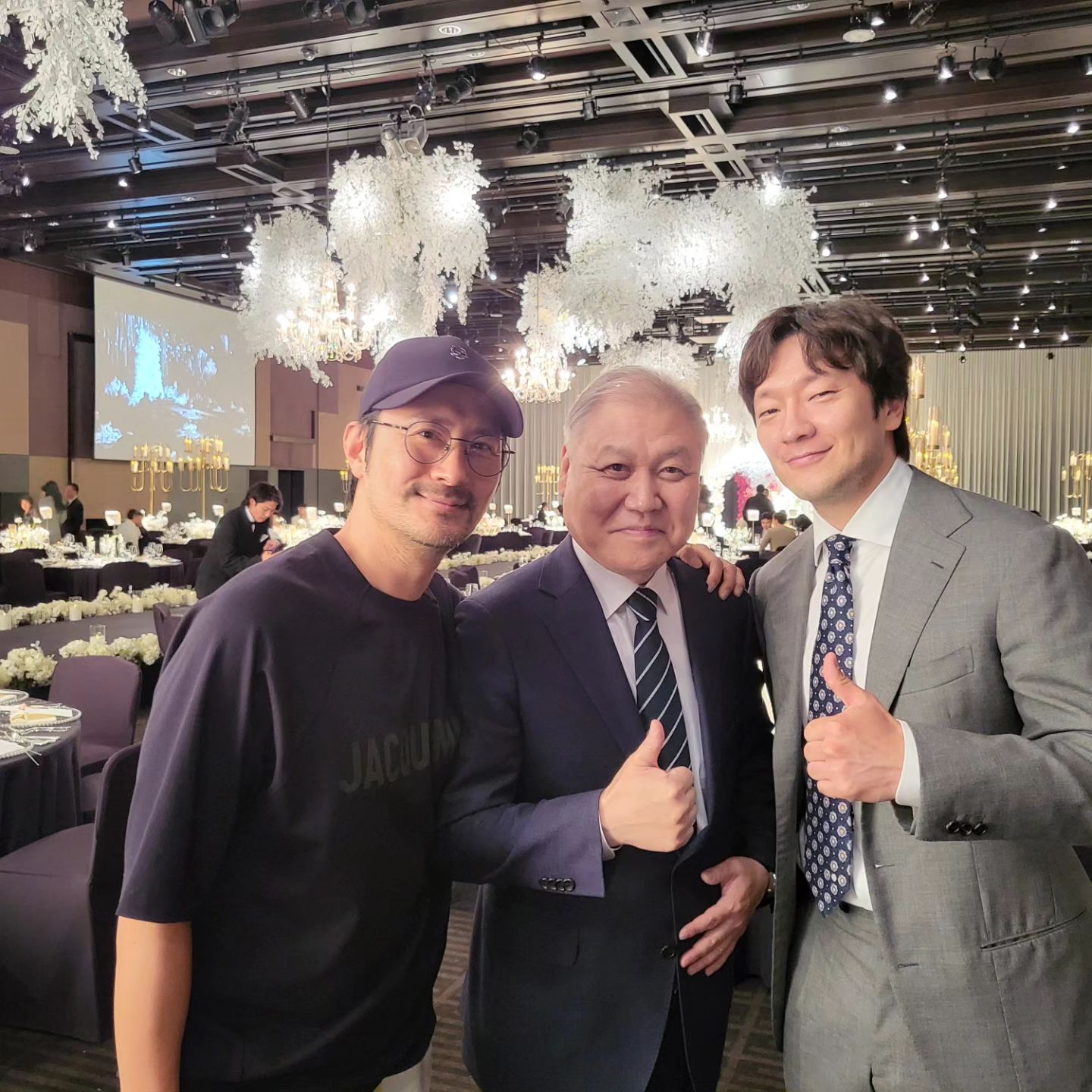 여기가 결혼식이야 시상식이야🫢
마동석과 예정화가 지난 26일 비공개 결혼식을 올린 가운데, 하객 인증샷이 속출해 화제를 모으고 있습니다. 홍석천은 “결혼 진심으로 축하해 비공개라 신랑신부는 개인소장”이라며 하객들과 찍은 여러 장을 게재했는데요. 공개 된 사진에는 가수부터 배우, 감독, 작가 등 다양한 분야의 사람들이 참여한 모습이 보여 두 사람의 넓은 발을 실감케했습니다.
한편 마동석과 예정화는 지난 2021년 혼인신고를 하고, 3년 만인 이날 결혼식을 올렸는데요. 결혼식 당일 마동석은 출연 영화 ‘범죄도시4’가 1100만 관객을 동원해 겹경사를 맞았습니다. 이미지10