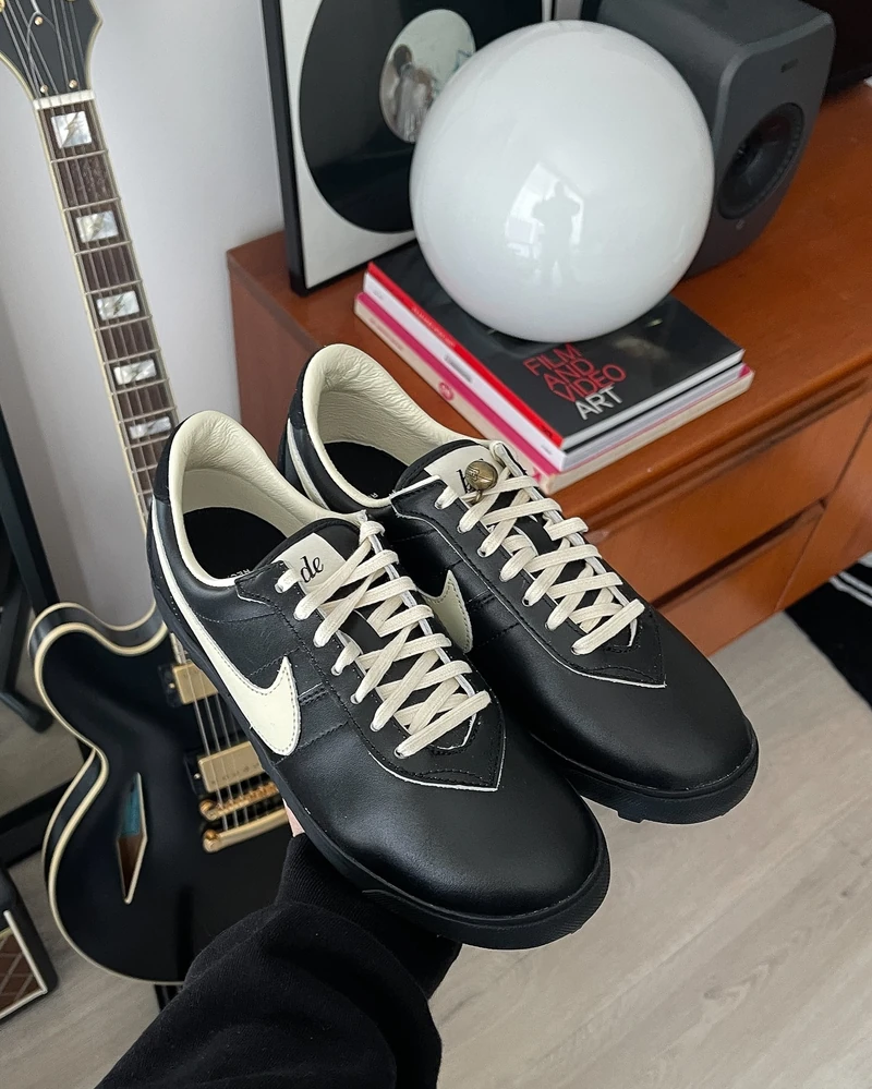 오늘 국내 발매된👟나이키 x 보디
금새록과 류준열 착용 아스트로그래버🖤🤍 드로우 가즈아
나이키와 보디는 첫 협업을 통해 1974년도 나이키의 아이코닉한 미식축구화, 아스트로 그래버를 재현합니다. Bode의 감성으로 프리미엄 스웨이드와 풀그레인 가죽 소재를 조합하여 미식축구계의 클래식을 현대적인 상징으로 업그레이드했는데요. 스타일링하기 좋은 블랙과 코코넛 밀크 컬러로 디자인되었으며, 두 가지 Bode 신발 끈 참으로 나만의 룩을 연출할 수 있습니다.
나이키X보디 협업 아스트로그래버는 5월 28일 15시까지 웍스아웃에서 드로우가 진행됩니다. 이미지2