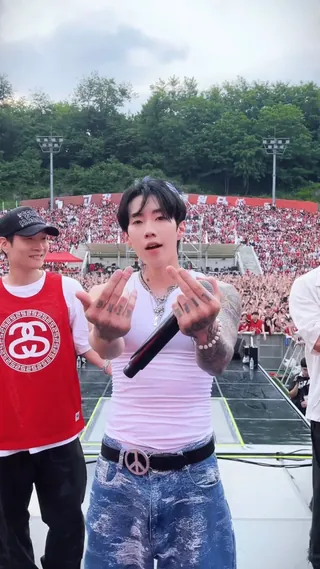 고대에서 신곡 릴스찍은 재범빠❤️
박재범이 지난 25일 고려대 축제에서 오늘(28일) 발매되는 신곡 ‘택시 블러(Taxi Blurr)’의 일부를 공개했습니다. 박재범은 곡 하이라이트 부분을 먼저 보여준 뒤 학생들에게 협조를 구하고 릴스를 촬영했는데요. 짧지만 강렬한 무대에 고려대 학생들은 손을 흔들며 함성으로 화답했습니다. 이미지