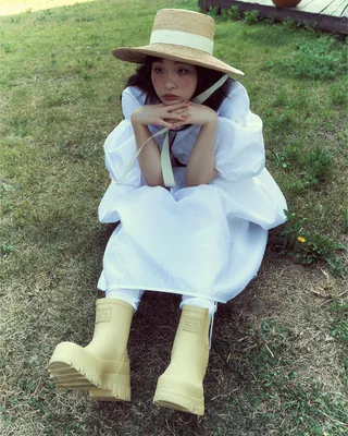 김민하처럼 여름 레인부츠룩👢💛
29CM X 락피쉬웨더웨어🇬🇧러블리한 여름 코디 준비해 #광고
오묘한 분위기를 자아내는 김민하가 락피쉬웨더웨어와 함께한 화보가 공개되었습니다. 화보 속 김민하는 락피쉬웨더웨어의 여름 이야기를 사랑스러운 스타일링으로 표현했는데요. 화보 단독 공개 기념으로 29CM에서 화보 속 아이템을 최대 할인율로 만나볼 수 있는 기획전도 개최한다고 합니다.
할인 혜택과 다양한 이벤트를 포함한 상세 내용은 29CM에서 지금 바로 확인해 보세요!
29CM 락피쉬웨더웨어 x 김민하 기획전.
1. 기간: 5월 28일 - 6월 10일
2. 혜택
- 최대 20% 할인 + 추가 10% 쿠폰
- 화보 속 아이템 구매 시 선착순 3명 플랫폼 롱 부츠 증정 및 포토 리뷰 이벤트 진행 이미지