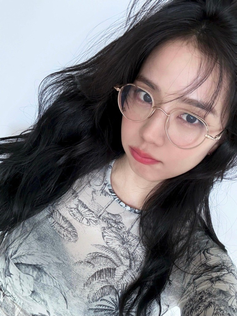 요즘 셀럽들의 긱시크⛓️크롬하츠

1. 지수: 크롬하츠 바가솔레스

2. 권은비: 크롬하츠 CUNTATION, 크롬하츠 바질란테

3. 레이: 크롬하츠 딥 2

4. 차은우: 크롬하츠 보넨노이슈어 2

5. 최예나: 크롬하츠 필스 3 이미지