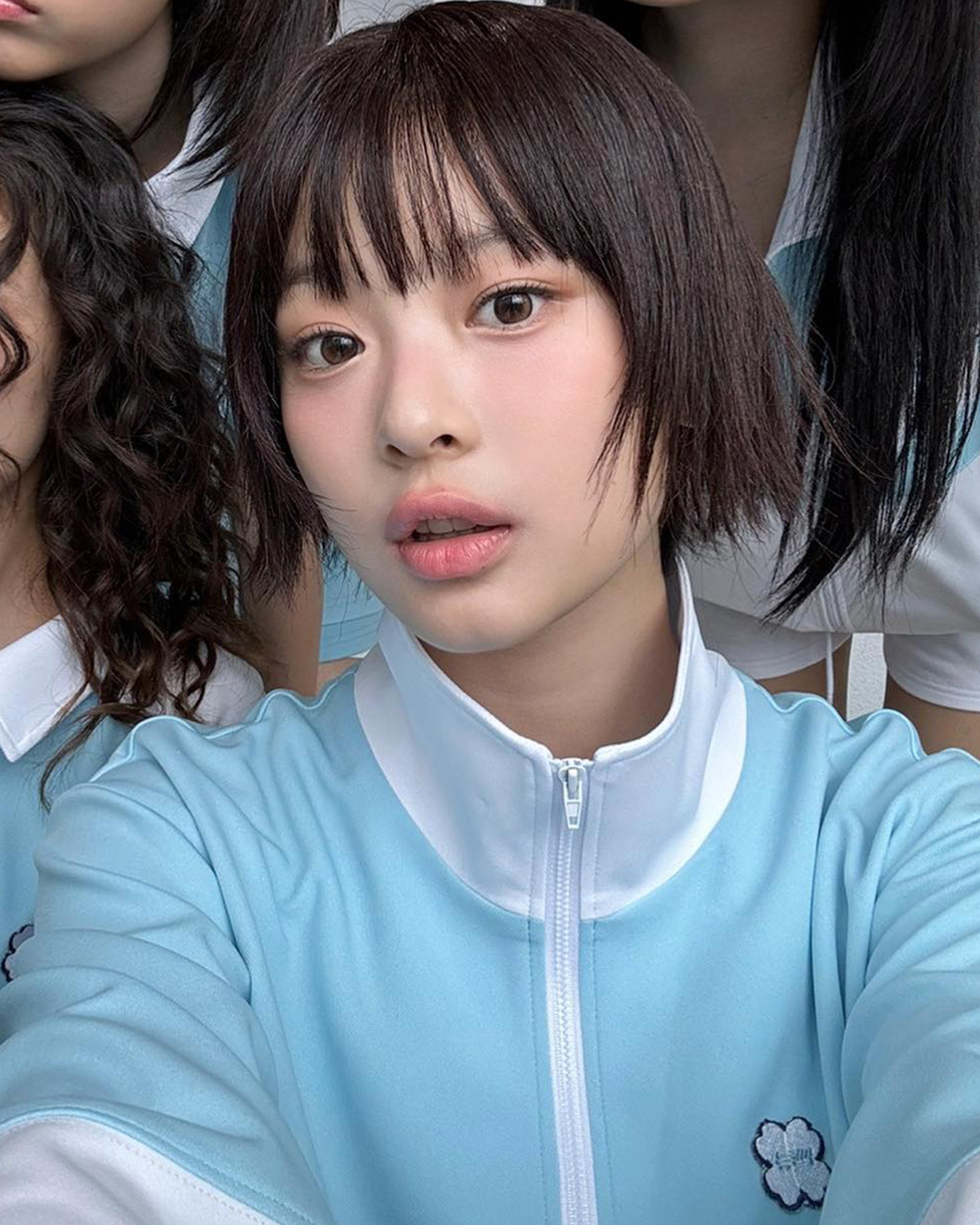 유행 조짐 보이는 하니 단발🩵🤍
싹둑 자른 듯한 삐죽 단발 스타일링💇🏻‍♀️ 올여름 러블리 @어때😚 이미지